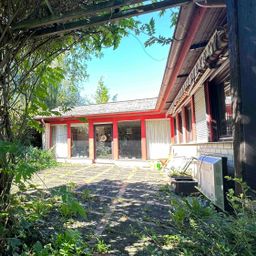 Unterkellerter Winkelbungalow mit Dornröschengarten in liebevolle Hände abzugeben