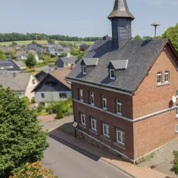 Ehemalige Schule mit vermietetem Nebengebäude – Wohnen & Vermieten kombinierbar! Nähe Hachenburg!