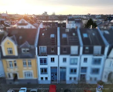 Rarität im Bonn-Beueler Combahnviertel: sehr großes Haus in Neubauqualität mit Garage