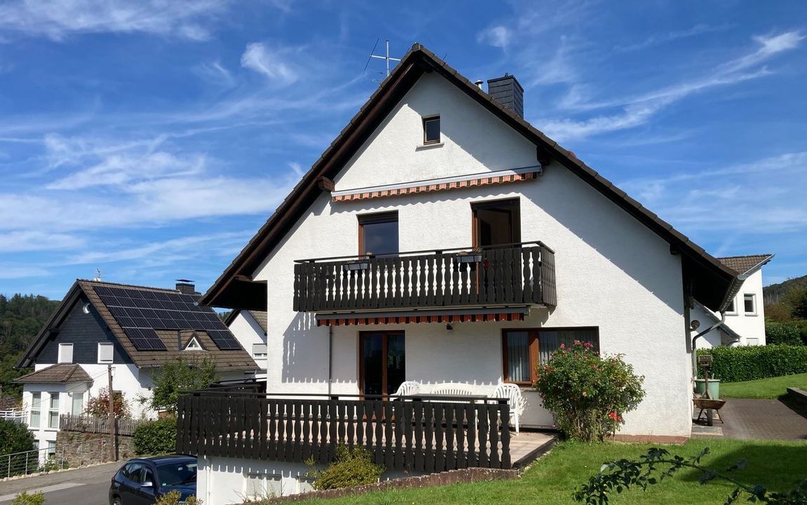 Charmantes Zweifamilienhaus in begehrter Höhenlage von Engelskirchen-Ründeroth