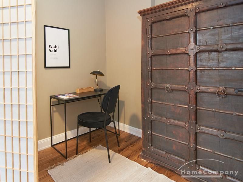 Wohnzimmer mit Arbeitsbereich