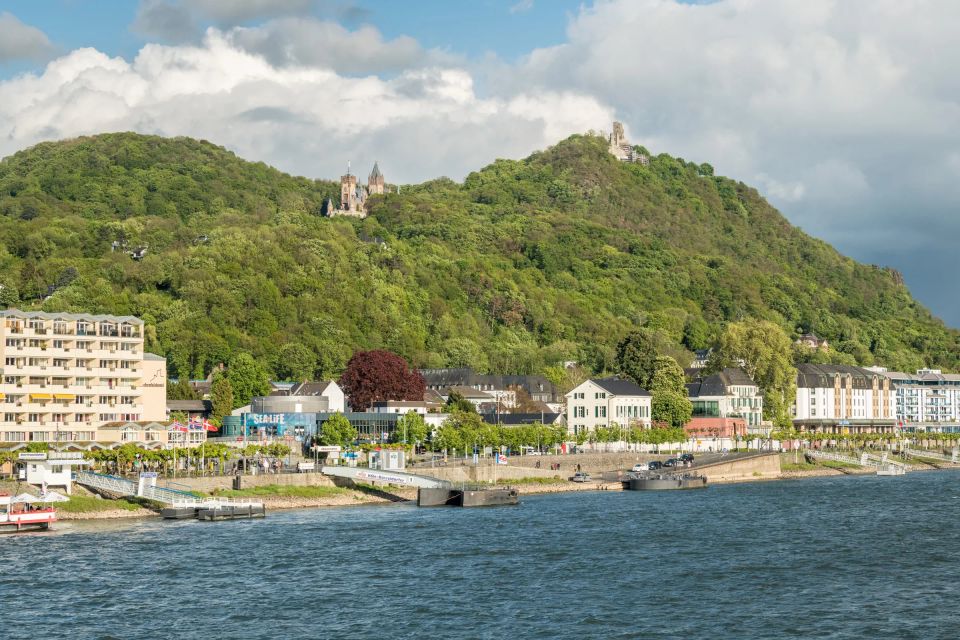 Blick vom Rhein auf Schloss Drachenburg und Drachenfels in Königswinter