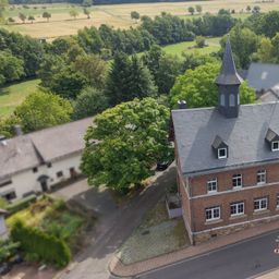 Ehemalige Schule mit Nebengebäude – Wohnen & Vermieten kombinierbar! Nähe Hachenburg!