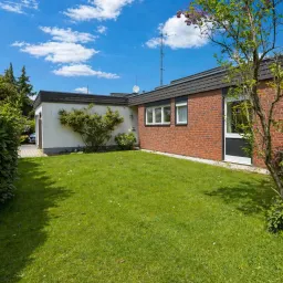 Wohnen auf einer Ebene: Lichtdurchfluteter Bungalow mit Charme und Potenzial