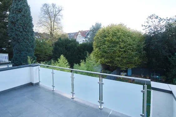 Zum Wohlfühlen: Komfortable Wohnung mit großer Balkonterrasse zum Garten und Komplettausstattung, Smart-TV, Internetzugang u.v.m.