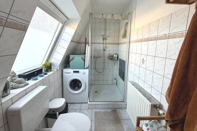 Dusche und Fenster zusätzl. im Bad