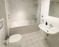 Bad mit Wanne und Duschabtrennung