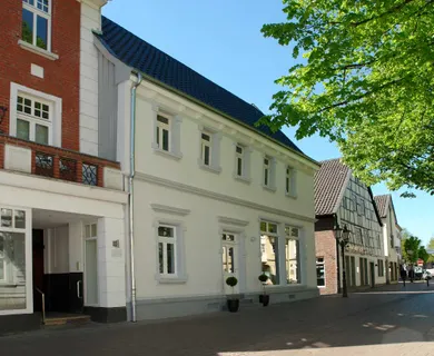 Kernsaniertes Stadthaus mit Büroetage, LaLo und PKW-Stellplätzen in der Ratinger Fußgängerzone !