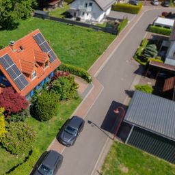 Ländliche Ruhe, stadtnah genießen. Wohnliches Blockhaus mit Garten in Feldrandlage!