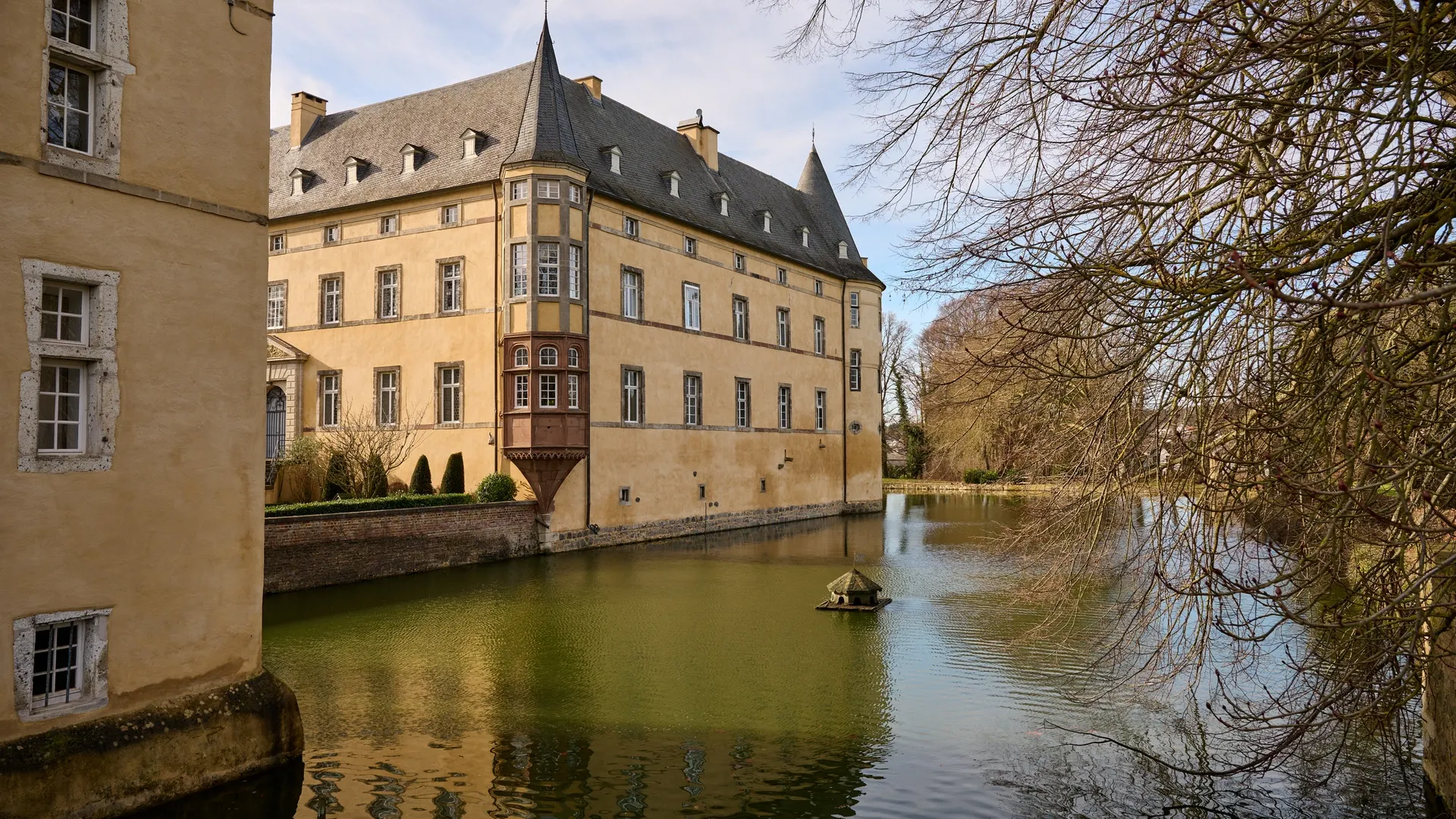 Schloss Adendorf in Wachtberg als Wasserburg mit Spiegelung