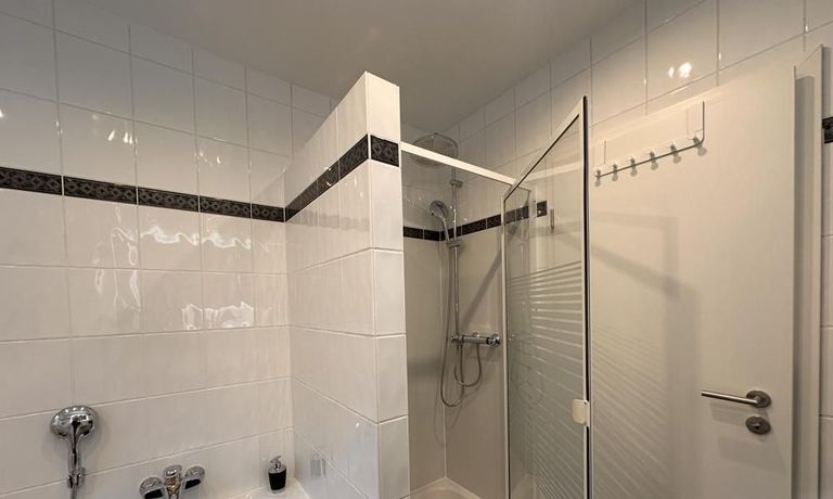 Bad mit Dusche und Badewanne