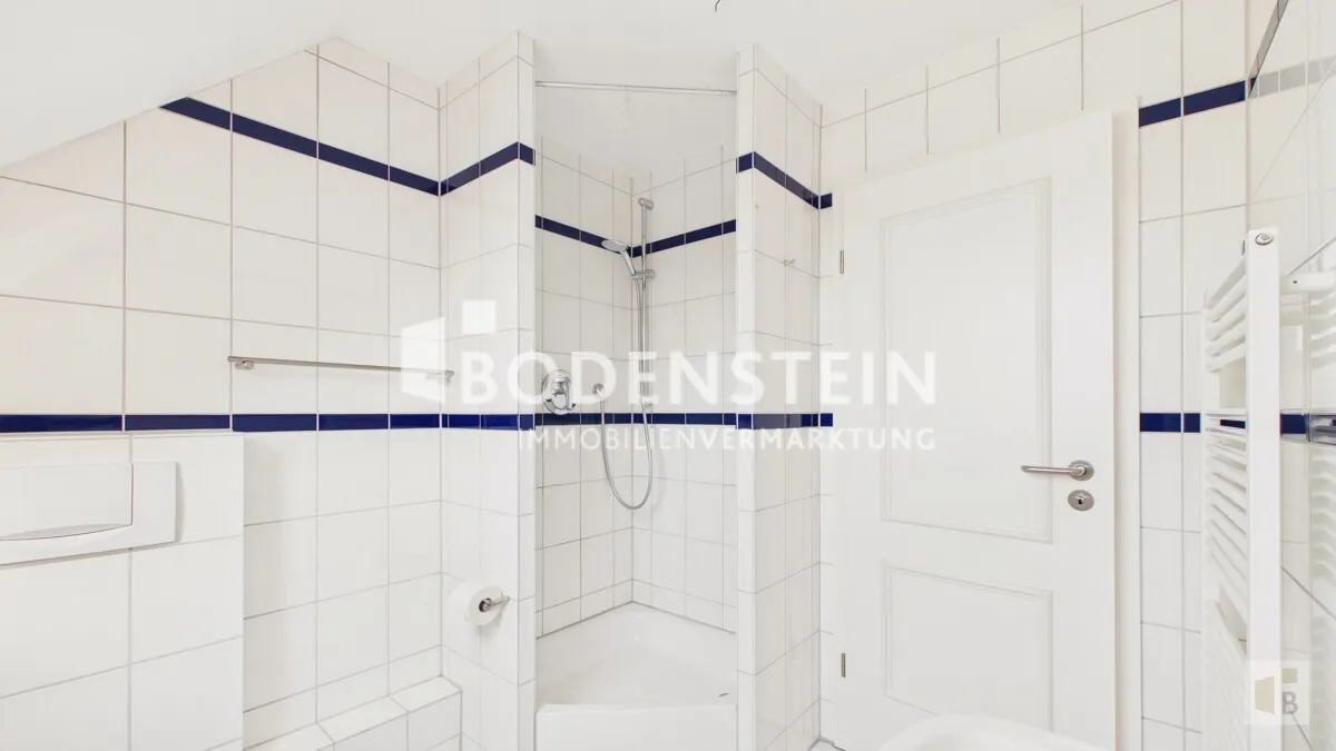 Duschbad mit Blick auf die Dusche