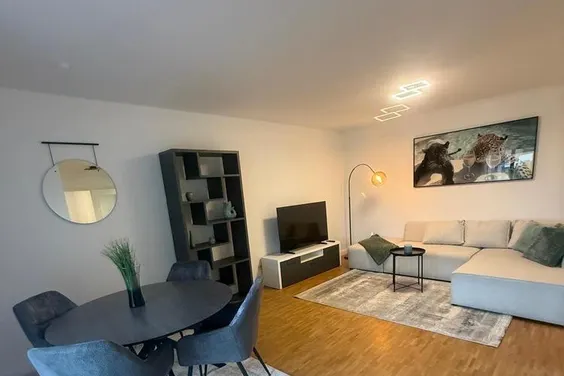 Voll möblierte 2-Zimmer-Wohnung mit großer Loggia & TG-Stellplatz in Schwabing