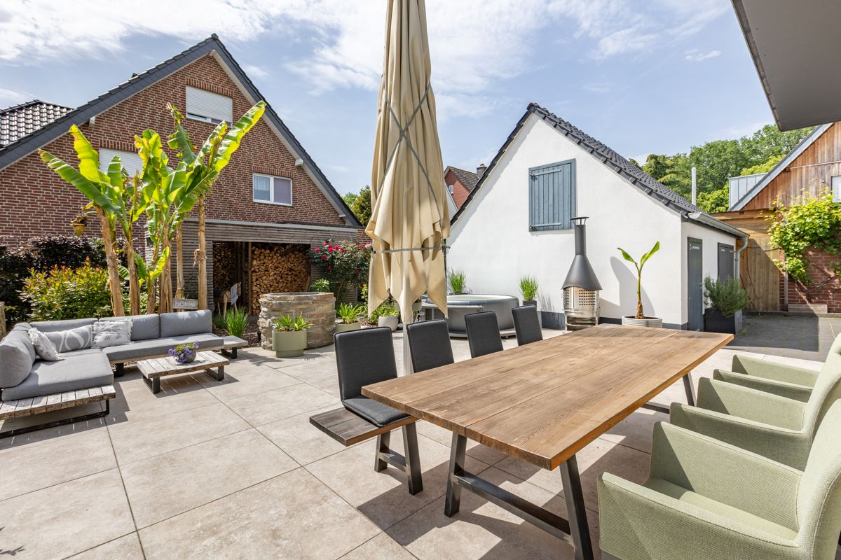 Außenterasse mit Loungeecke, Feuerstelle, Wirlpool und Grillbereich