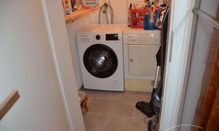 Waschmaschine und Trockner in sep. Raum in der Whg.