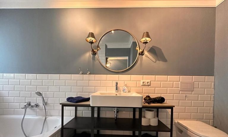 Badezimmer mit Dusche und Badewanne