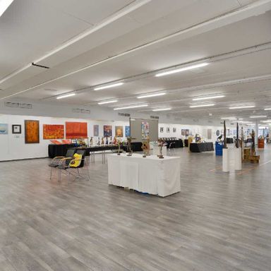 Erkrather Fußgängerzone: Große Ladenfläche inklusive Lager