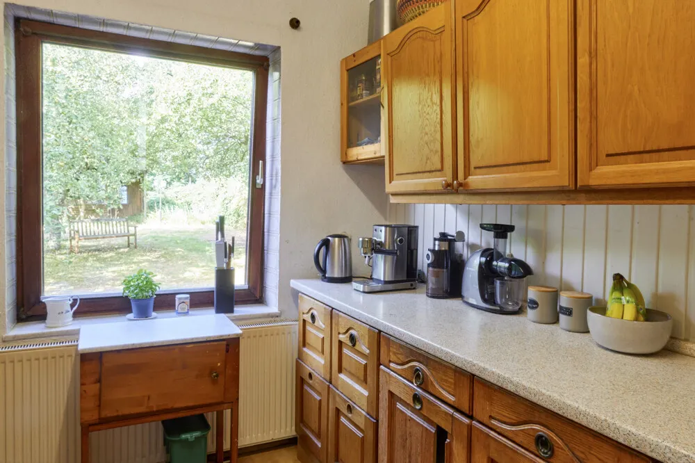 Küche mit Blick in den Garten