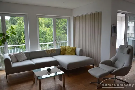 Hochwertige, geschmackvoll und komplett ausgestattete 4 Zi. Whg, 2 Bäder, offene, moderne Ausstattung/Möblierung, Loggia, 2 Stellplätze.