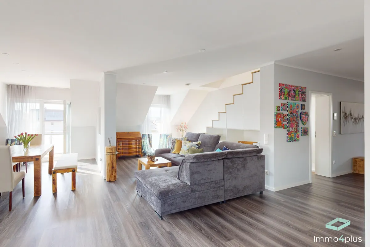 Rarität – außergewöhnliche, große und helle Dachgeschosswohnung mit beeindruckendem Studio