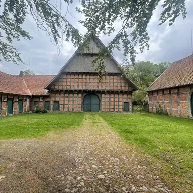 85 ha Fachwerkhof / Gutshof mit Eigenjagd