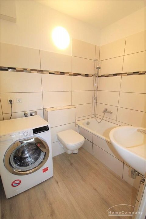 Bad mit Badewanne + Waschmaschine