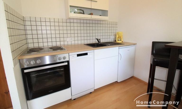 Einbauk&uuml;che mit Herd, K&uuml;hlschrank mit Gefrierfach, Geschirrsp&uuml;ler