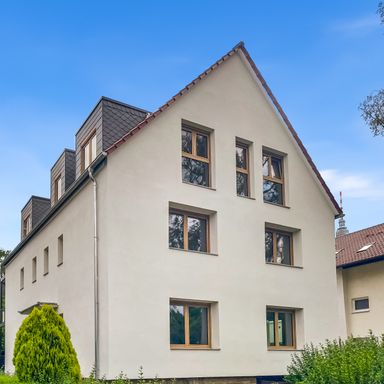 Eleganz in Bestform –  hochwertig saniertes 3-Parteienhaus mit Garten und Garage. Provisionsfrei.