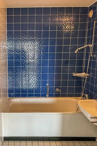 Badezimmer mit Waschbecken, WC