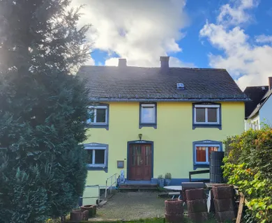 Freistehendes Altbau-Haus mit großem, bebaubarem Grundstück & Garagen in ruhiger Lage mit tollem Ausblick – ideal als Renovierungsprojekt