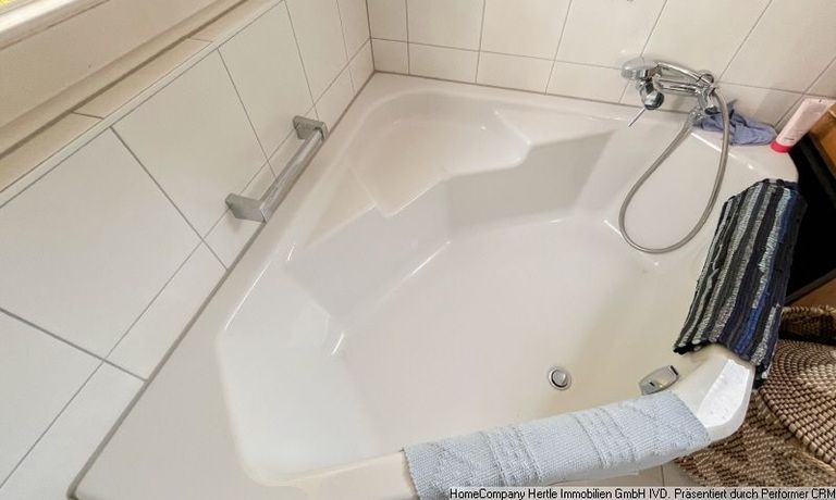 Badewanne im gro&szlig;en Badezimmer