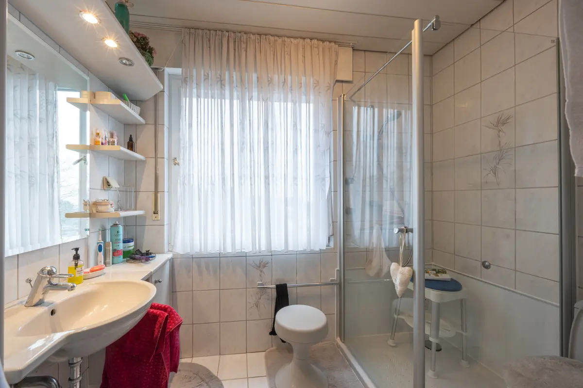 Badezimmer mit Fenster