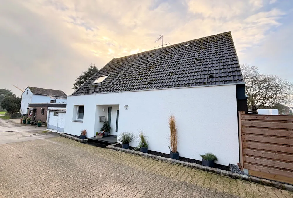 Draußen genießen, drinnen durchatmen: Helles Zuhause in Viersen-Süchteln.