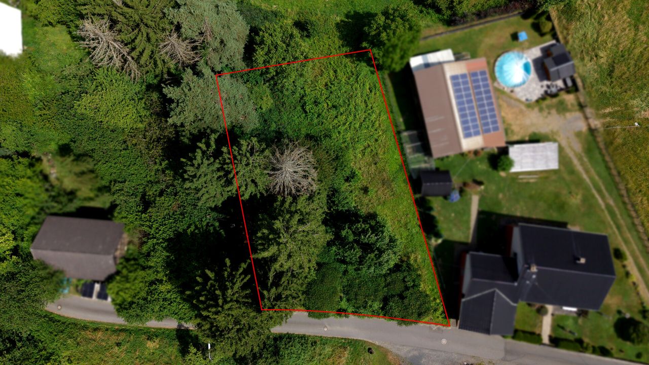 Baugrundstück in idyllischer Hanglage mit altem Waldbestand – ruhig gelegen in Windeck!
