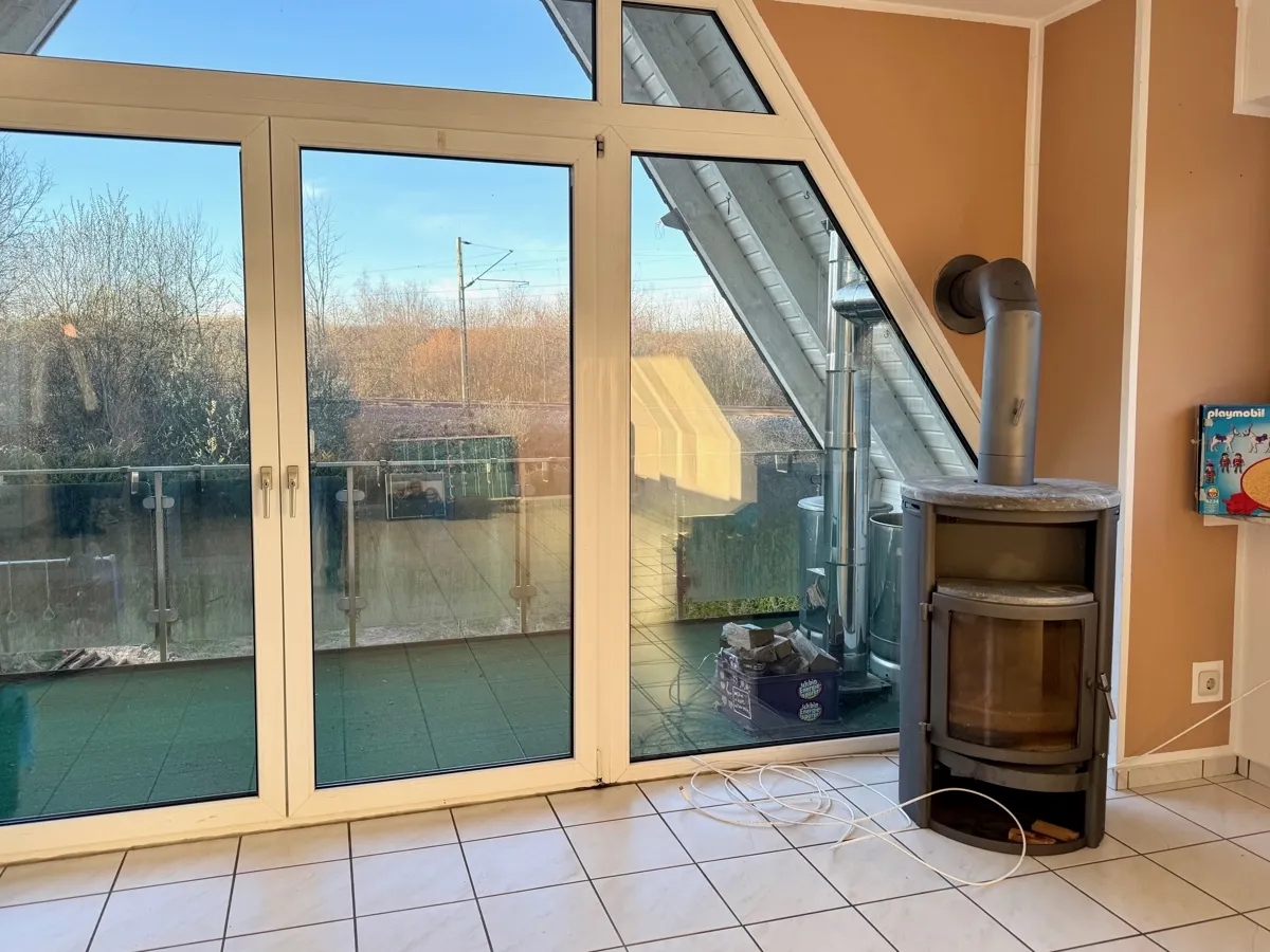 mit Loggia und großer Fensterfront im Wohn-Essbereich