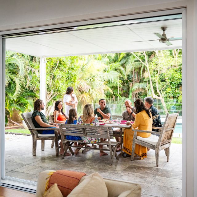 Familie sitzt auf der Terrasse