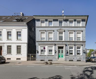 Beliebte Lage, starke Miete: Teilsaniertes Mehrfamilienhaus – vollvermietet