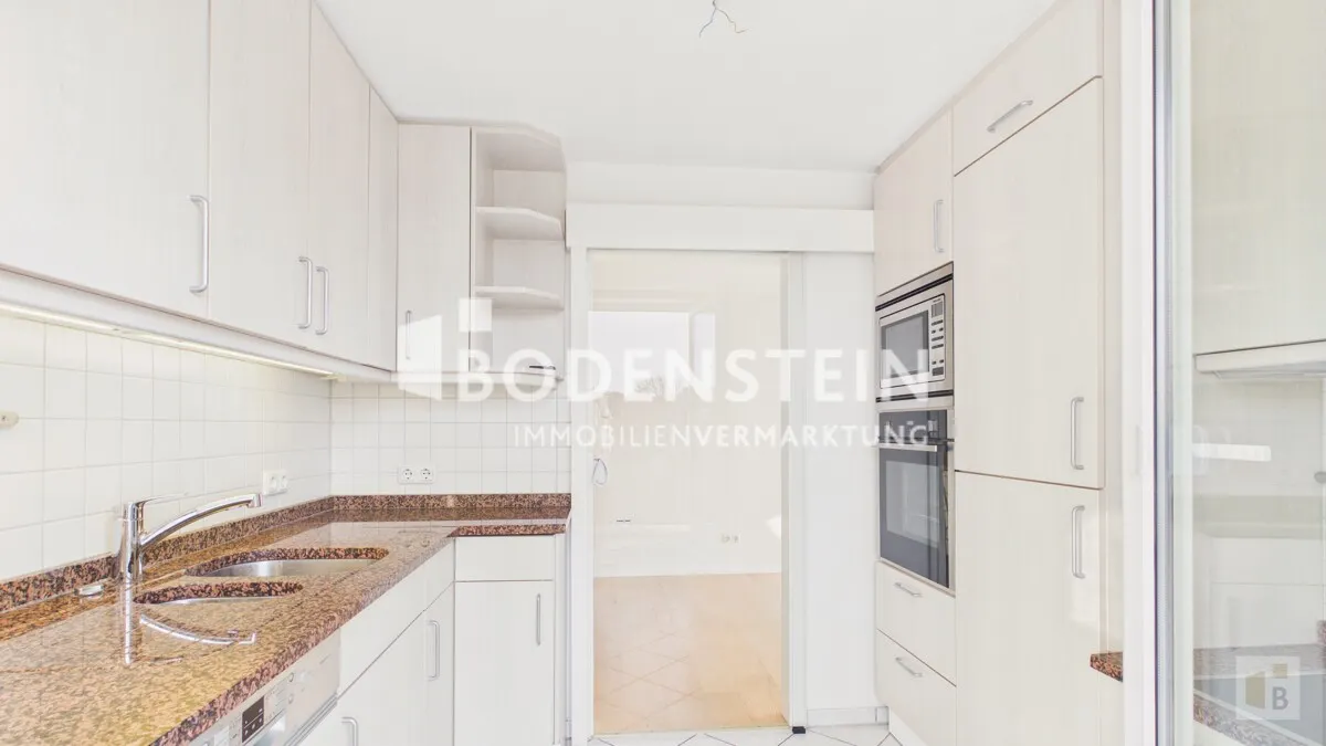 Küche mit Blick in den Flur