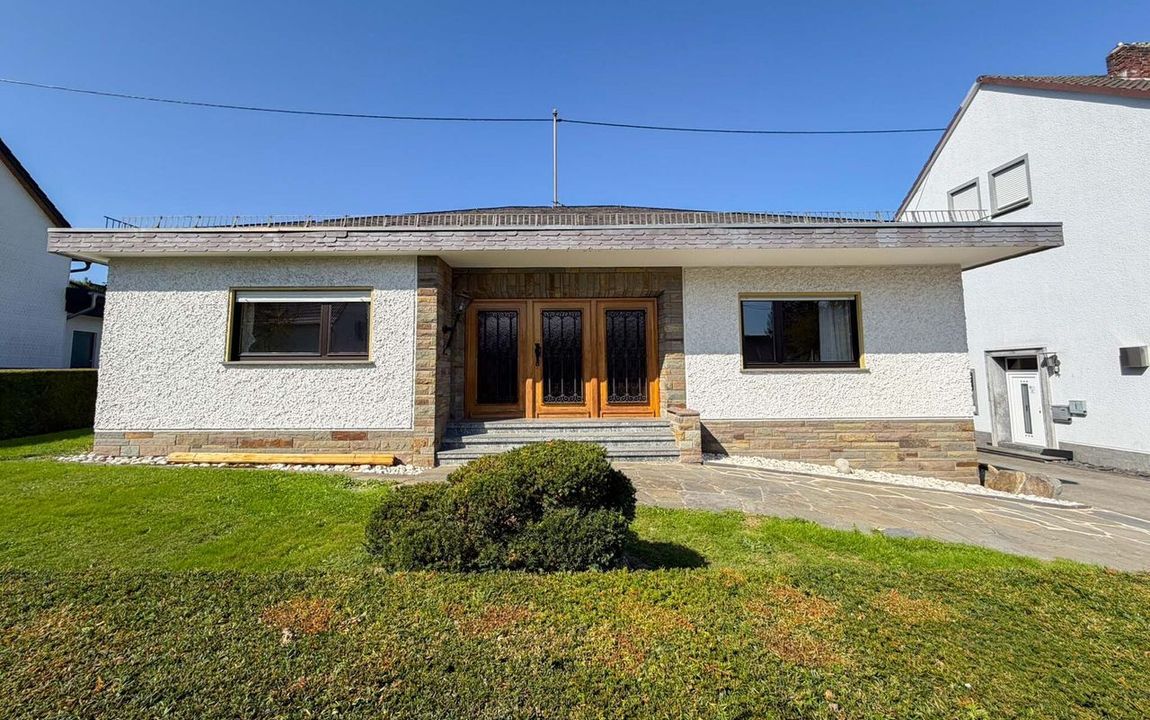 *RESERVIERT* Renovierungsbedürftiger Bungalow mit Sauna & Schwimmbad – nahe Hamm (Sieg)!