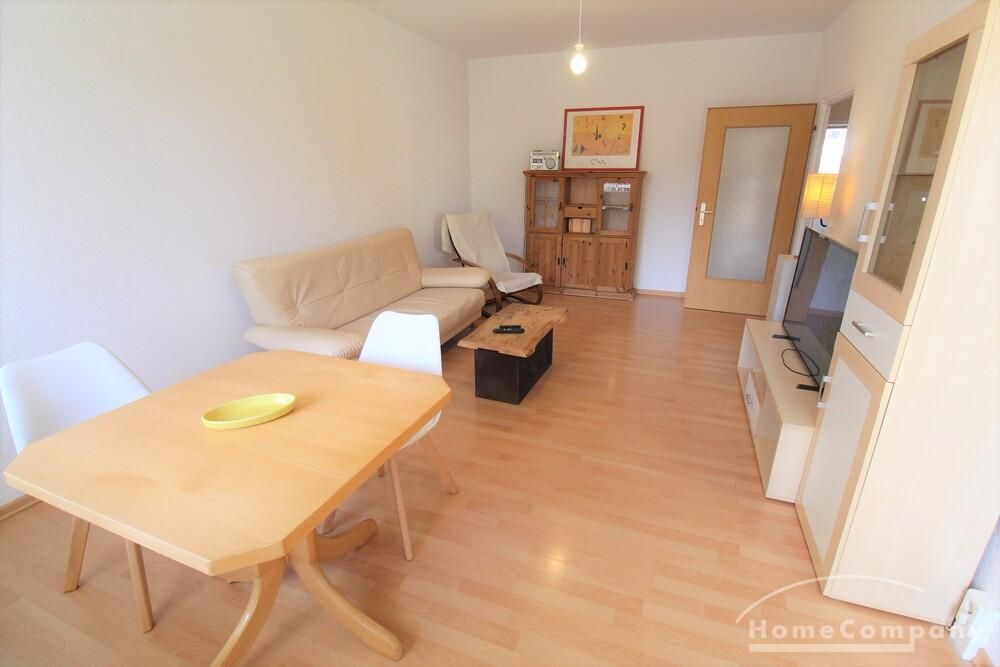 Gro&szlig;es Wohnzimmer mit Couch + TV