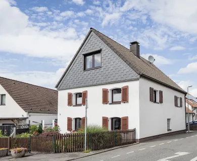 Alt genug für Geschichte – modern genug zum Einziehen: familienfreundliches Fachwerkhaus mit Garagen