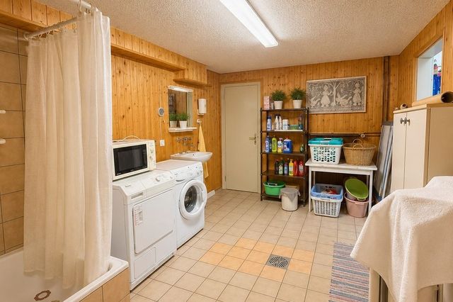 Hauswirtschaftsraum mit Dusche