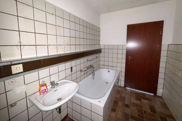 Badezimmer (hinten)