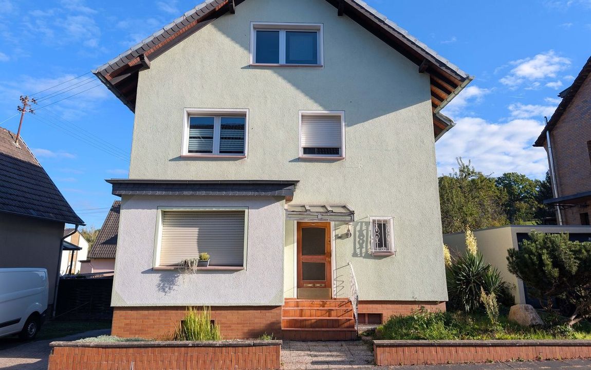 Gepflegtes, teilvermietetes Zweifamilienhaus mit Doppelcarport und Garten in Alfter-Witterschlick