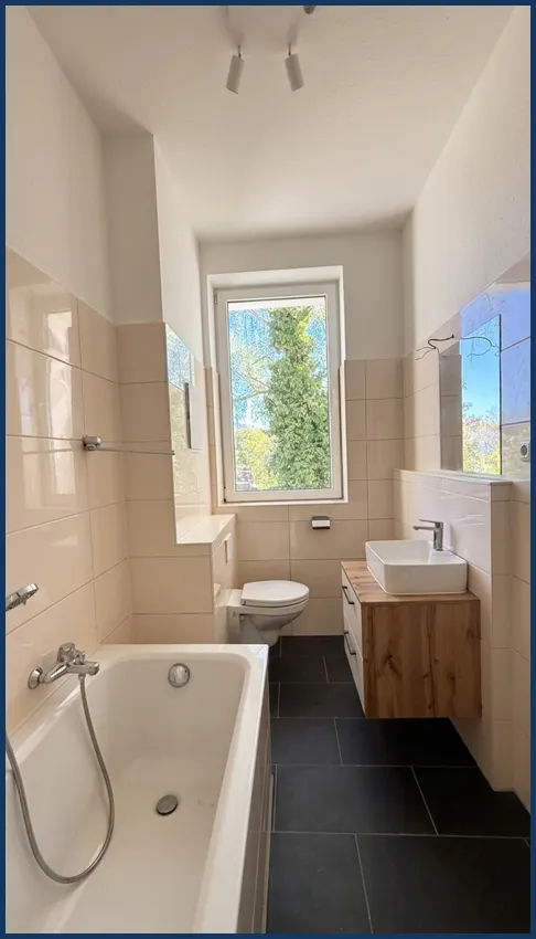 Moderne Traumwohnung mit Design-Einbauküche, Badewanne & großen Fensterflächen – perfekt für Singles - Foto 3