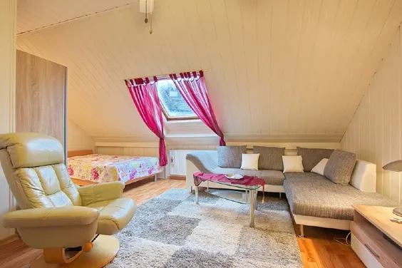 Gemütliches Dachgeschossapartment im Einfamilienhaus, für Berufspendler, Internetzugang, gute ruhige Wohnlage von Recklinghausen