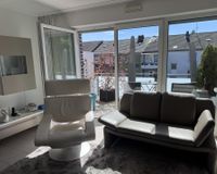 Wohnzimmer mit Balkonaustritt