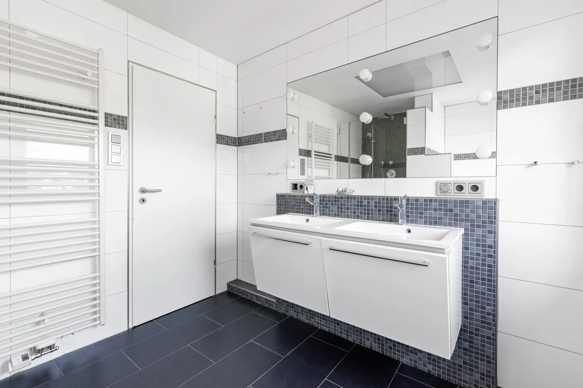 Badezimmer Obergeschoss Vorderhaus (2)