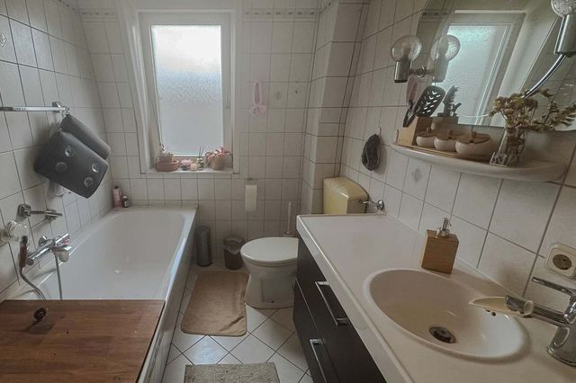 Tageslichtbad mit Wanne und WC OG