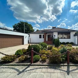 Freistehender Bungalow auf großzügigem Grundstück mit kleiner Halle in MG-Hardt